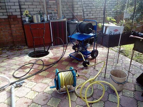 оборудование во время процесса прочистки канализации