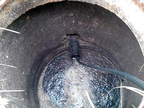 Шланг гидродинамики влетает в трубу