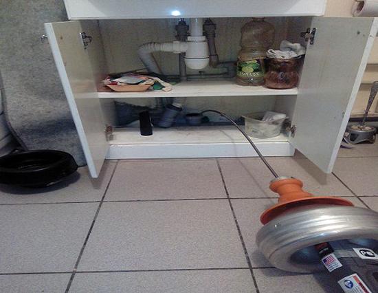 Электромеханическое устранение засора под умывальником