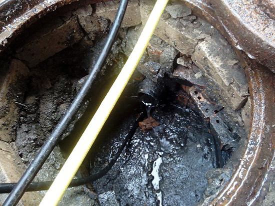 Чистка канализации в кирпичном колодце